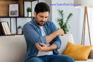 درد آرنج و سرشانه هنگام خم کردن دست | علل، علائم و روش‌های درمان