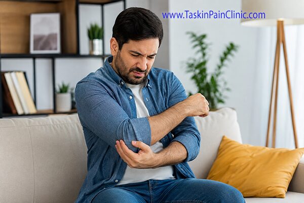 درد آرنج و سرشانه هنگام خم کردن دست | علل، علائم و روش‌های درمان